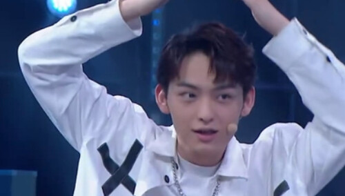 站不稳的祝子杰上演