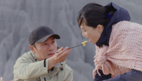 章贺甜蜜喂食郭柯宇 王秋雨冲在吃瓜第一线