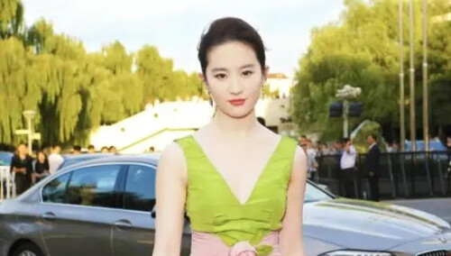 刘亦菲竟然被鸡吓到了？神仙姐姐华容失色的样子你见过吗！