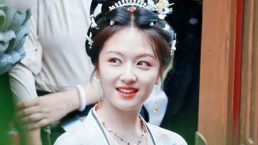 李兰迪新剧《朝雪录》路透释出 青衣淡雅满屏明媚少女感