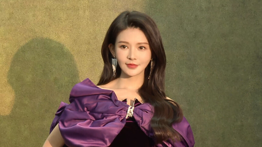 《歌手2024》独家侧拍：周微微紫色长裙高贵典雅