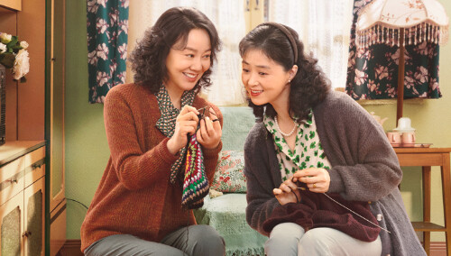 《小巷人家》花絮：闫妮蒋欣合拍闺蜜照