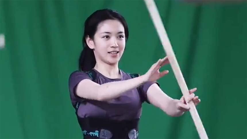 代露娃《一点浩然气》武训视频曝光 棍术英姿风采难藏