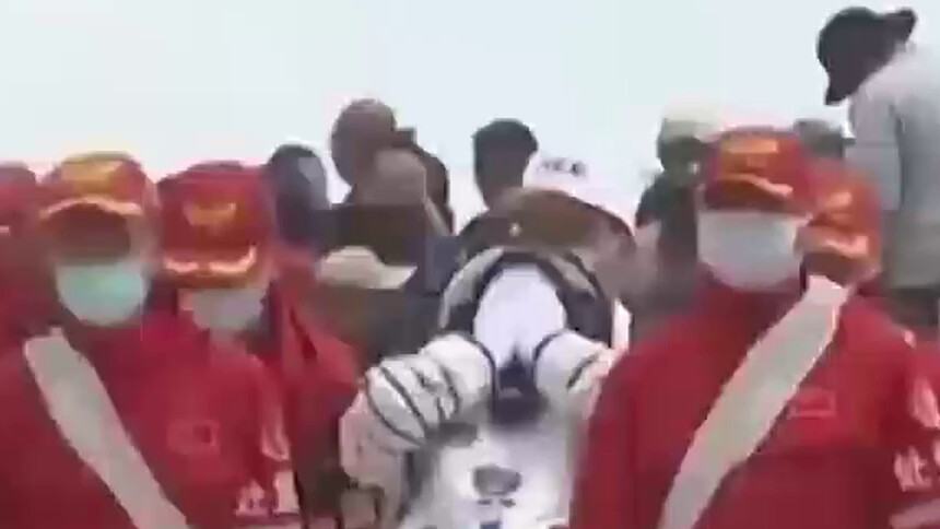 欢迎回家！“神十九”返回舱成功着陆 航天员蔡旭哲 宋令东 王浩泽安全出舱