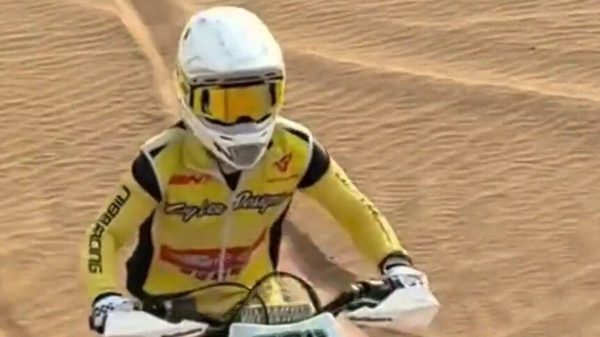 热血逐梦环塔！“家里一年收入买不起一辆车” 新疆车手苏来曼：目标前十。