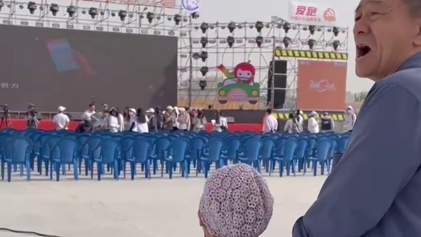 跨越千公里的“环塔之约” 老夫妻用笑声丈量热爱 奔赴阿克苏赛场 “平时就是电视上看一下”