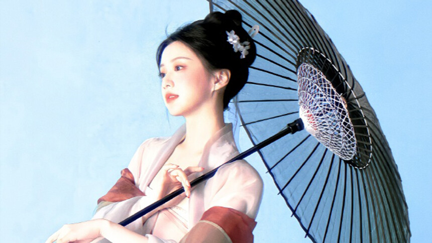 包上恩分享汉服拍摄花絮 美人撑伞灵动可爱