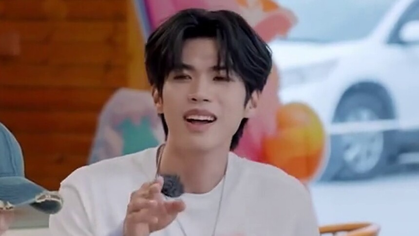 李晋晔称自己有独特的比心方式