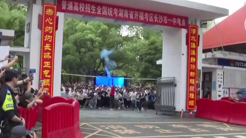 现场连线记者曾令鹏——青春不散场 直击长沙市一中考点高考收官时刻