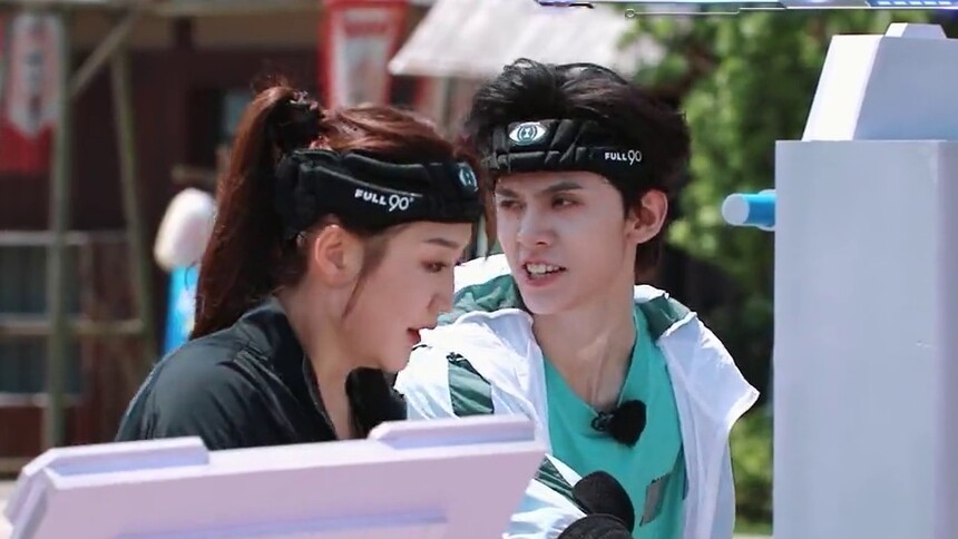 左航陈梦在猎人眼皮底下做任务