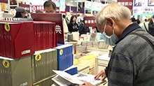 左手图书右手零食 香港书展的正确打开方式