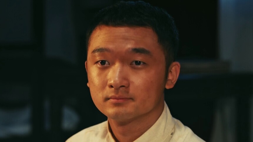 毛泽东与邓小平共议工农革命军旗帜，定镰刀斧头为徽，众将士齐心缀就赤帜