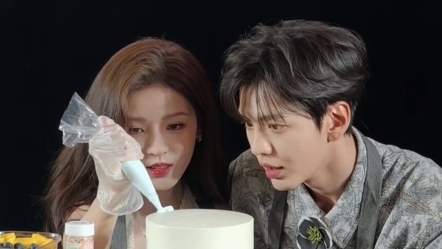 张予曦毕雯珺一起亲密做蛋糕