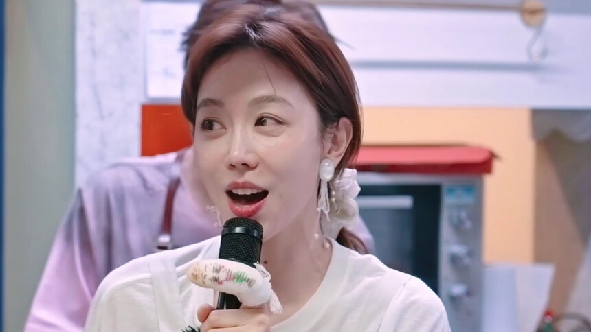 姜妍贴脸开大黄晓明 众人爆笑调侃“手心里的宝”