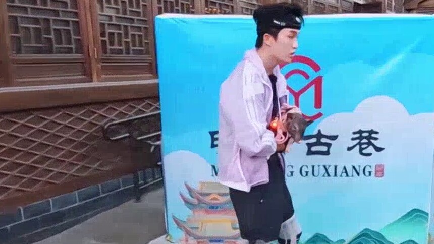 黄子弘凡看到“五花肉”就吻了上去