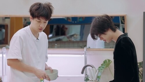 丁程鑫吴泽林上演“拒吃”小品 投喂技能拉满