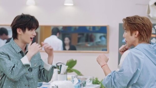 丁程鑫高瀚宇“拳击版”石头剪刀布 欢乐停不下来！