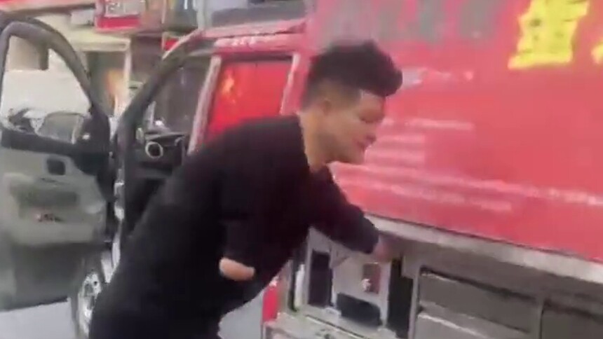 3岁失去双臂的湖南90后 既是全国残运会游泳冠军 也是日炒几百份饭的摊主 肘磨厚茧 坦言“成年人没资格放弃”