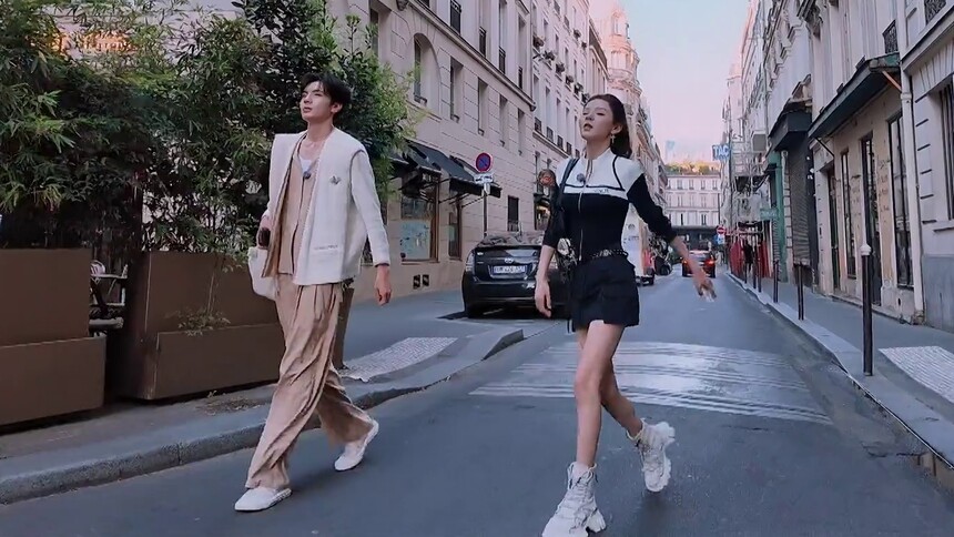 张予曦毕雯珺街头互拍