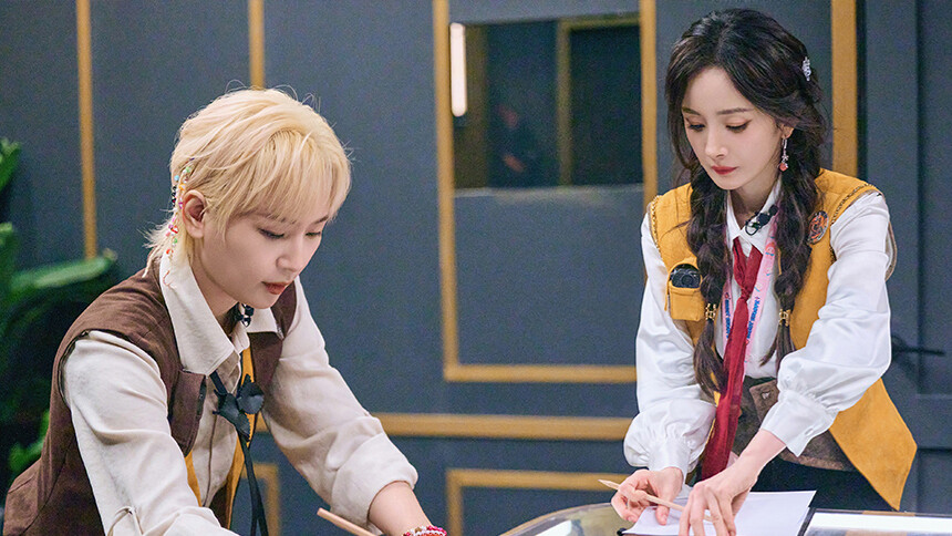 杨幂周笔畅密室玩“搓立得”