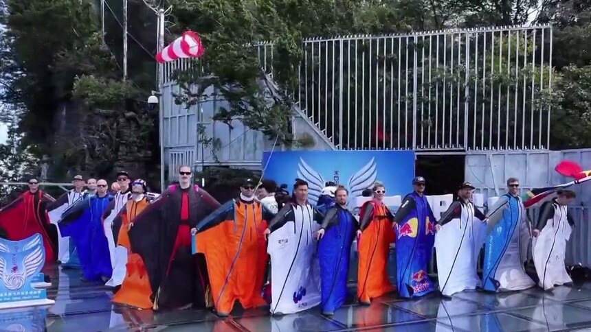 张家界：翼装飞行世锦赛开赛 9国选手上演“飞人大战”