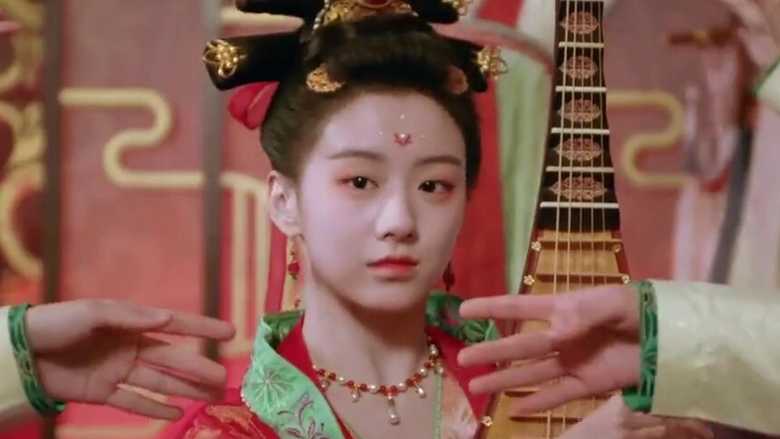 有点着迷！包上恩琵琶弹奏优雅有韵味