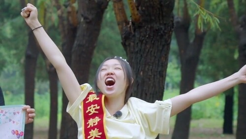 朋友准备神秘礼物庆祝管乐成团 管乐后悔没化妆迎接惊喜