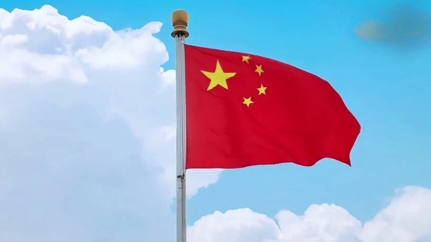 红旗映山河