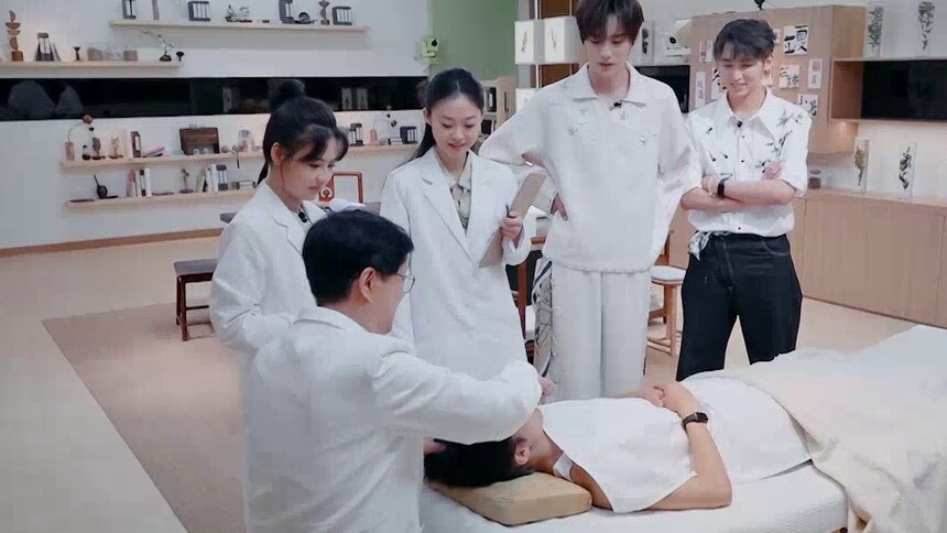 周峻纬体验大师级推拿助眠