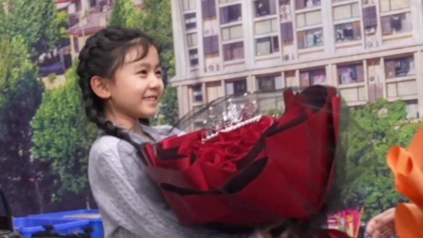 凌孜杀青初一送花 婷婷妈咪感动坏了