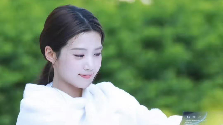 卢昱晓《折月亮》片场路透 表情灵动俏皮可爱