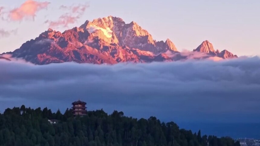 见者好运连连 玉龙雪山进入“日照金山”季