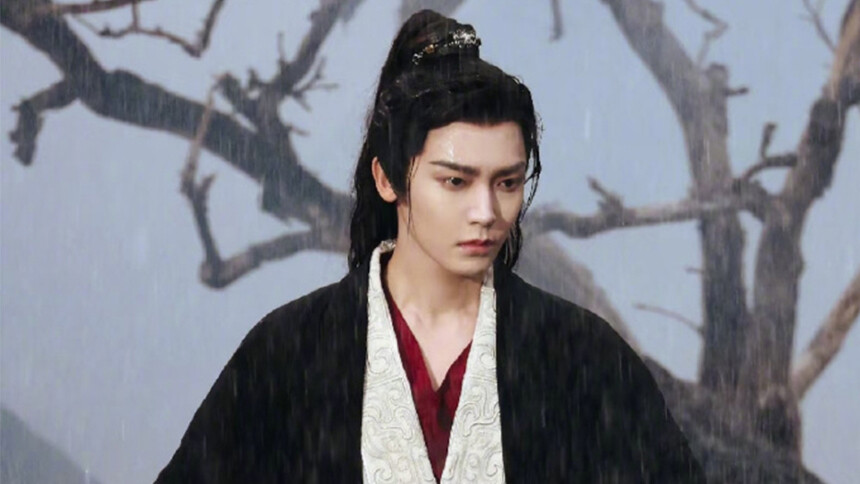 侯明昊《雀骨》雨中骑马拍摄打戏 古装将军造型帅气逼人