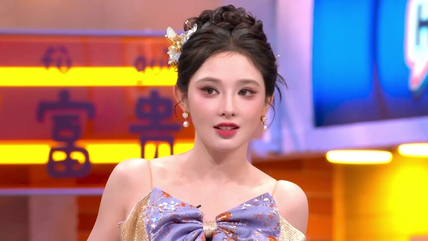 彭小苒礼服配洞洞鞋