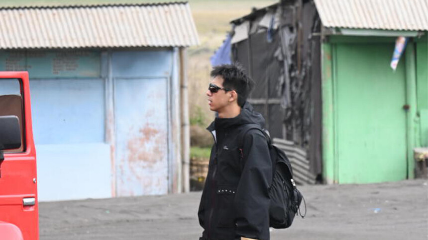 李现印尼爬火山被偶遇 黑衣墨镜造型生活感满满