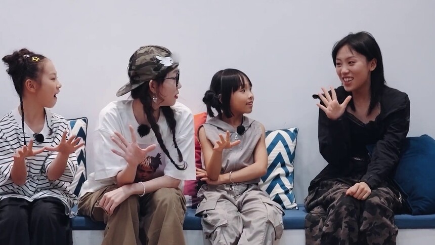 李子璇队玩“我有你没有”