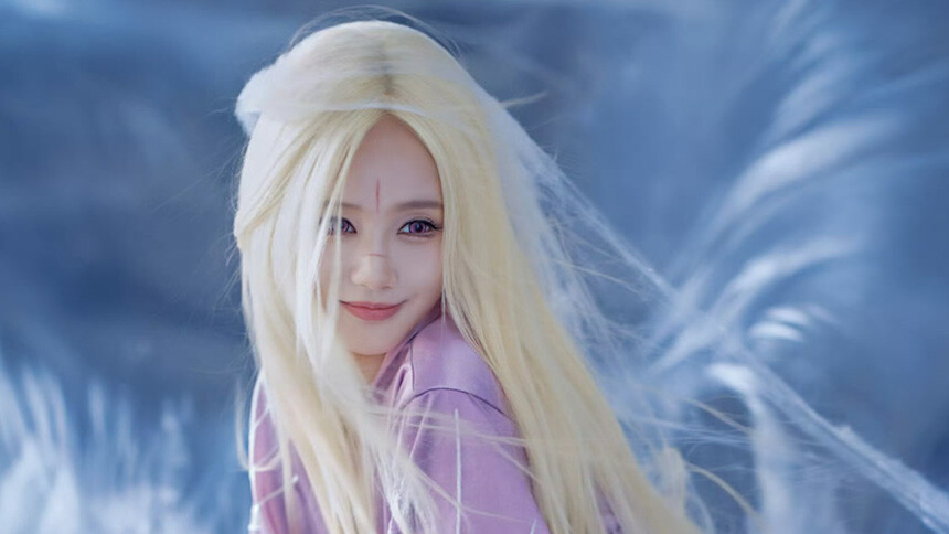 李一桐分享金发大片 紫衣造型冷艳神秘