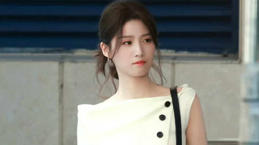 卢昱晓《折月亮》最新路透 雨中哭戏极具感染力