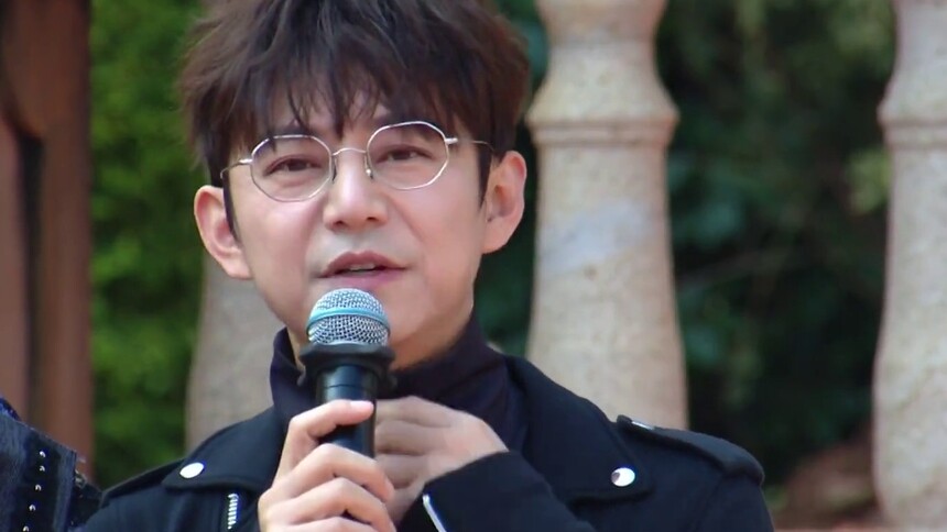 何炅大赞《大侦探》的“假粉”们