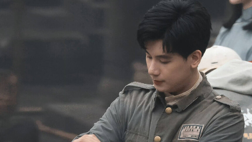 《寻找李顺章》胡先煦片场路透 神情专注状态超好