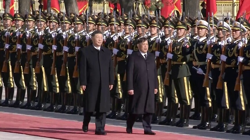 习近平举行仪式欢迎泰国国王访华