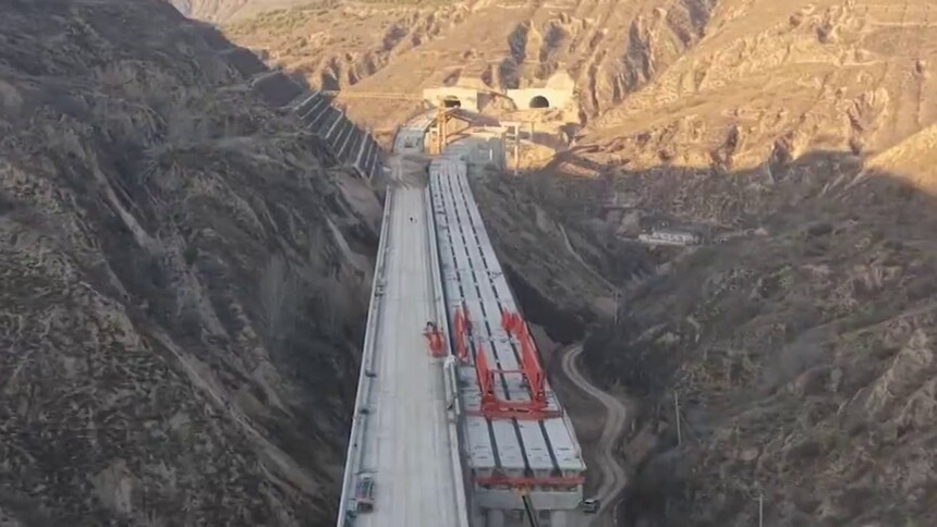 吴（起）华（池）高速公路全线最长桥梁单幅架设完成