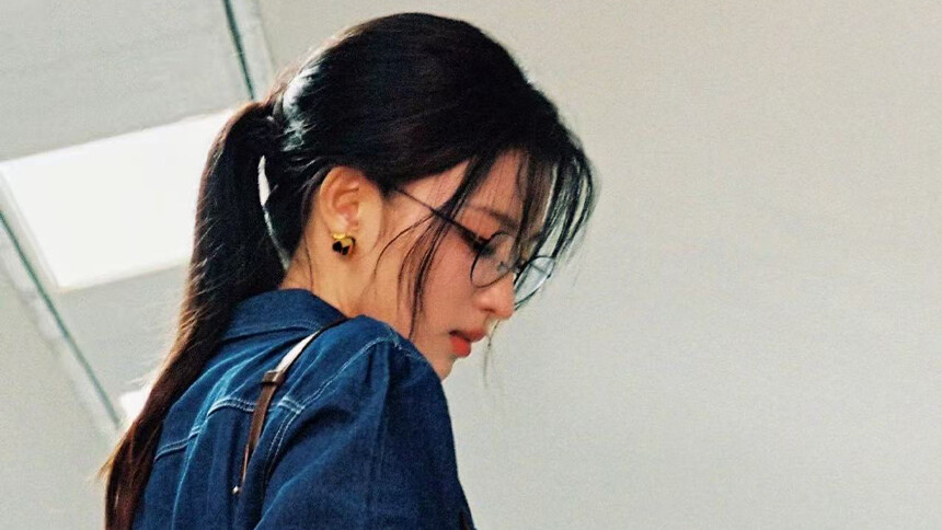 王楚然分享新造型写真 戴框架眼镜显高智感