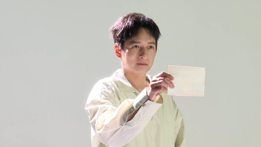 《再见爱人5》海报侧拍：李维嘉简约穿搭自信从容