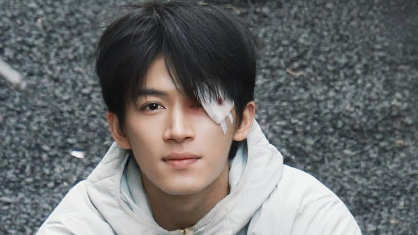 王星越《暴虎冯河》片场路透 战损妆造难掩帅气