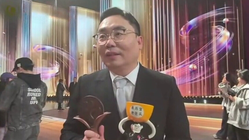 在文学盛典现场意外见到妻子女儿登台，蔡崇达感动落泪：我完全不知情，保密工作做得太好了！（来源：中国作家网，记者：刘雅 唐山山）