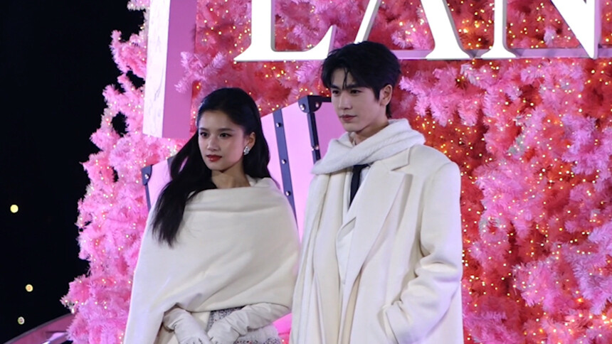 张凌赫张婧仪亮相点灯活动 同框演绎冬日童话