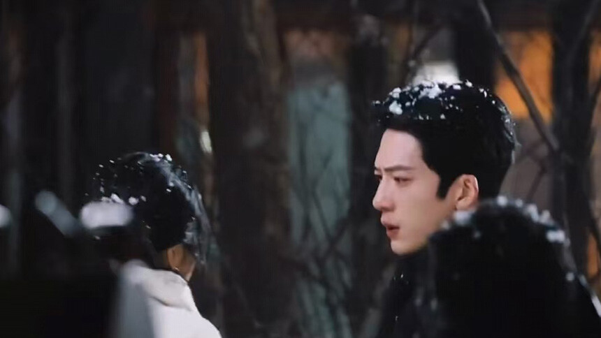 井柏然《早春晴朗》哈尔滨雪景路透 独坐长椅清冷氛围感拉满