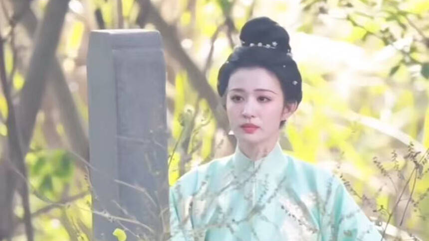 王楚然《明月录》片场新路透 水蓝华服演绎清雅古韵