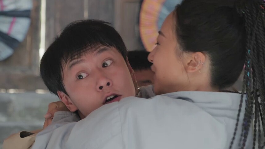 《乌蒙深处》第24集看点：麻青蒿被徐白云强吻引发悬崖村大乱月亮安慰麻青蒿小情侣好甜